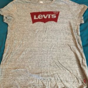 levi’s t-shirt